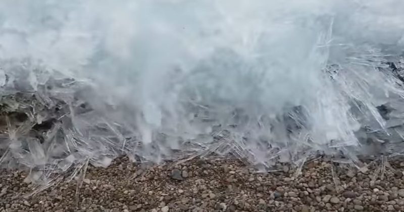 14984072854113 800x420 1481140992 This Lake Gets So Cold, This Crazy Thing Happens In The Winter