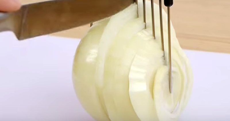 15072200899407 800x420 1458835444 If You Hate Cutting Onions, There's A Cheap Trick That'll Make This Food Prep Much Easier