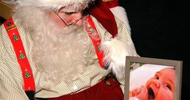 15077385525095 800x420 1482174360 A Mall Santa Was Shocked When A Grown Man Asked Him For A Photo. Get Ready To Cry!