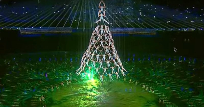15091209039339 800x420 1448907373 This Beautiful Christmas Tree Isn't A Tree At All...When You Zoom In, OMG