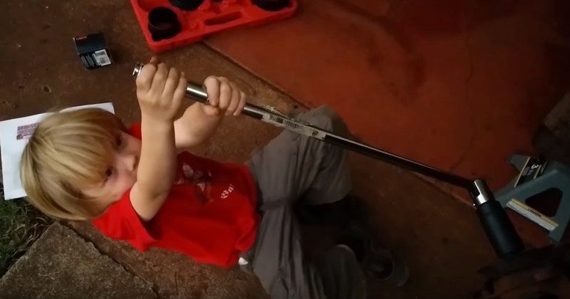1513786494848 800x420 1447333900 This Boy Is In Kindergarten...And He's Also The World's Cutest Mechanic