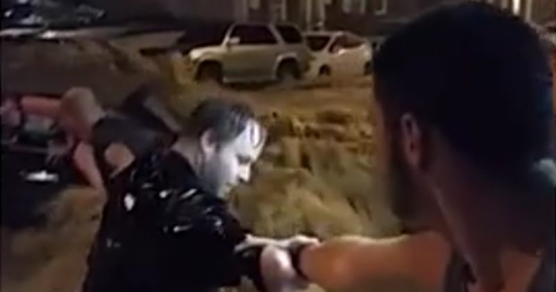 15150825235313 800x420 1470070941 They Were Stuck In A Raging Flood, But What They Did For Her Will Bring You To Tears