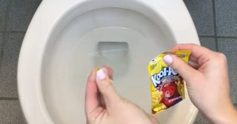 15224265098079 800x420 1485986785 She Poured Kool-Aid Into Her Toilet For An Awesome Reason. You Need To Try This!