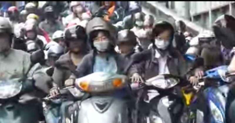 15307208799434 800x420 1479127289 Taipei's Motorcycle Traffic Is Unbelievable... And You Thought Your Commute Was Bad
