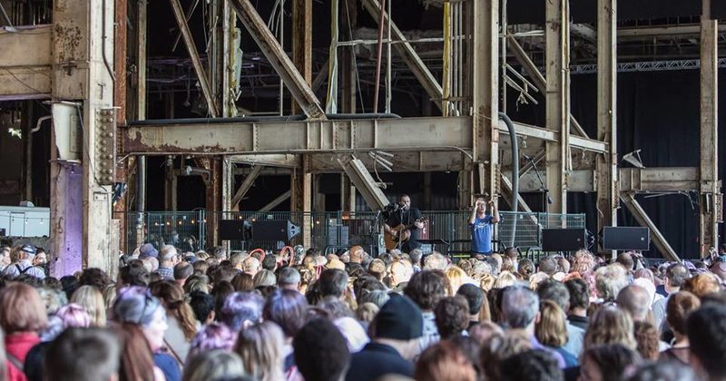 15317576939529 800x420 1470154077 Thousands Of People Walked Into A Building And Started Singing...So Amazing!