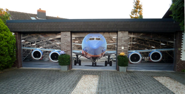 2d0ee286b6326163ef5c69595a3b9346 15 Garage Doors That'll Make You Want To Leave The House Way More Often