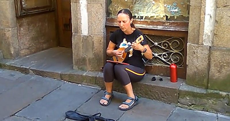 15603560784198 800x420 1473170887 This Spanish Street Performer Has The Most Beautiful, Soothing Voice